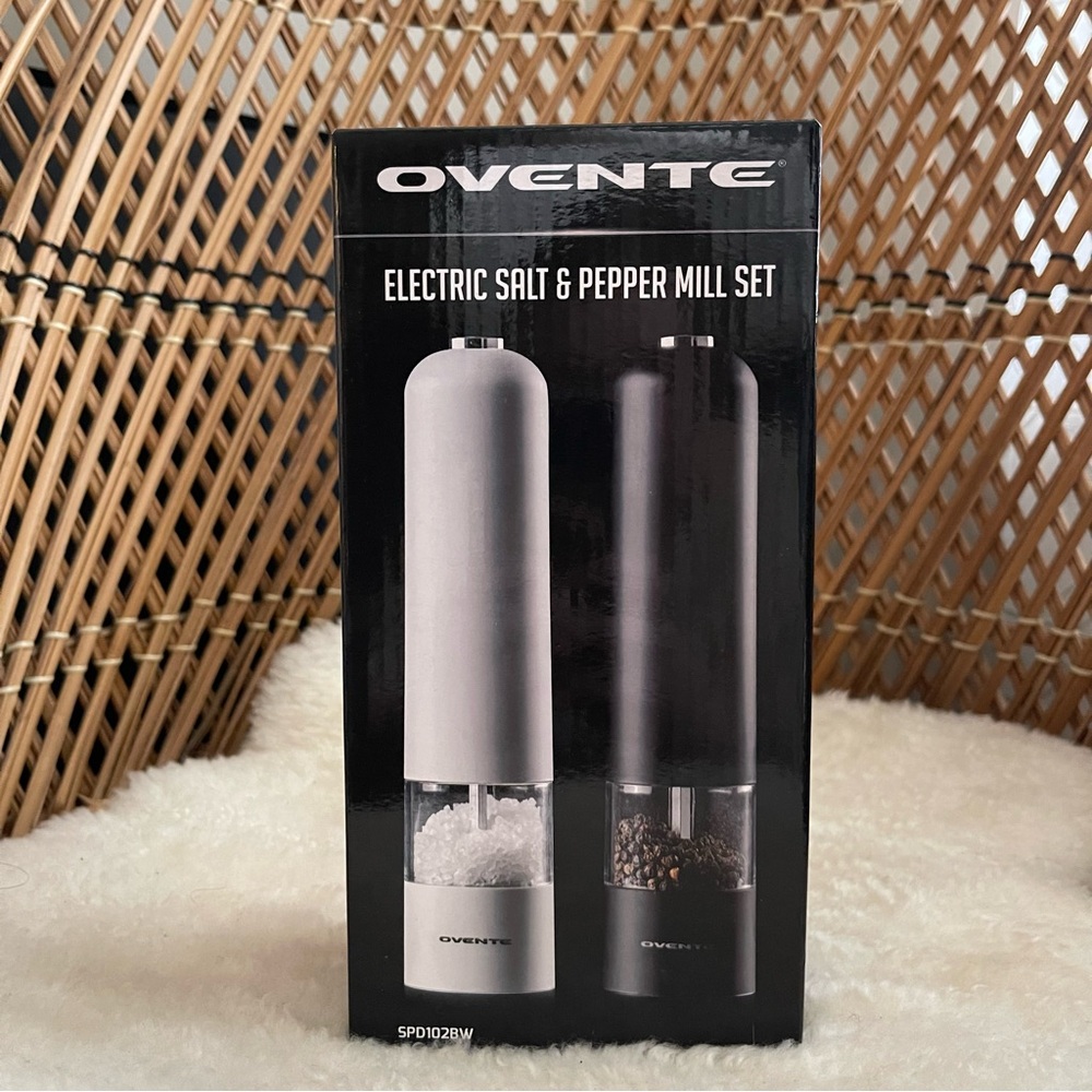 NWT Ovente Electric Salt & Pepper Mill Set - Black and Silver